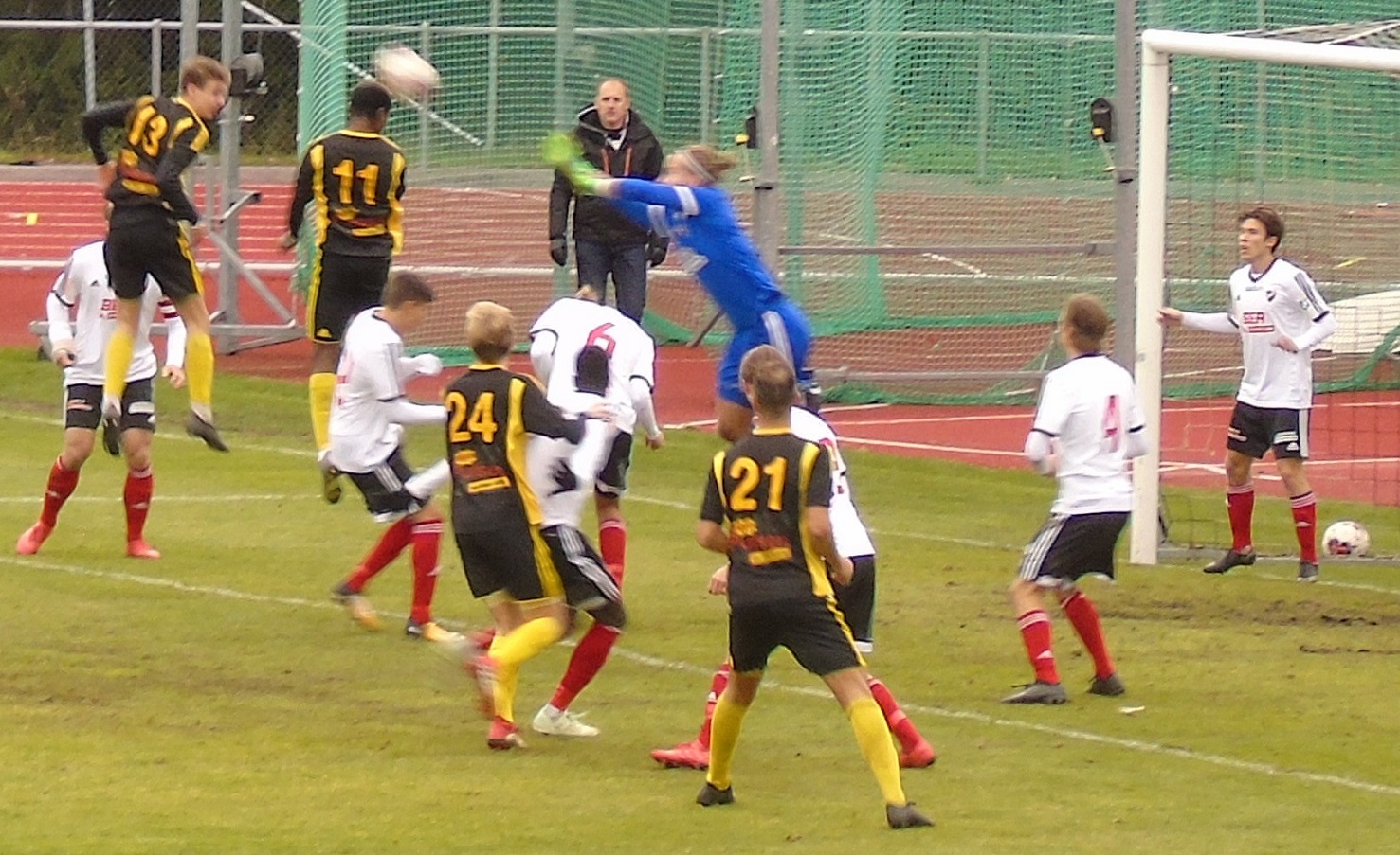 Jocke i tröja 13 når högst, nickar förbi Enskedes målvakt i september 2018.