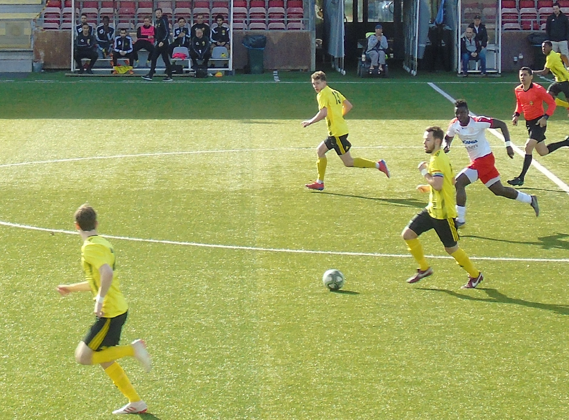 De tre Huddinge-musketörerna till attack, från vänster Tobias Corneliusson, Joacim Corneliusson och bollförande Shaun Lomas. Bortamatch mot Assyriska FF den 21 april 2019.
