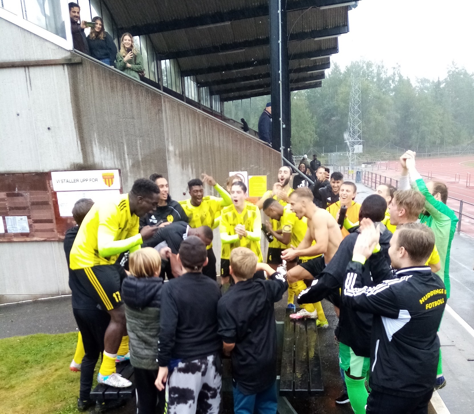 Laget firar som serieledare efter 2-1 mot Syrianska i regnet på Brinken den 7 augusti.